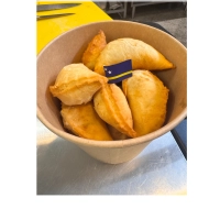 12 pastechi naar keuze (gehakt/tonijn/kip/kaas), inclusief 2 frisdranken naar keuze | Voordeelmenu’s en deelboxen voor meerdere personen.